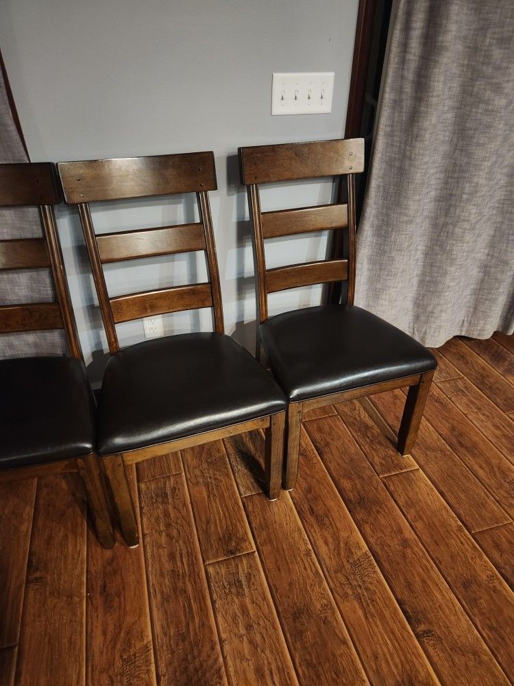 Four Very Nice Kitchen Table Chairs