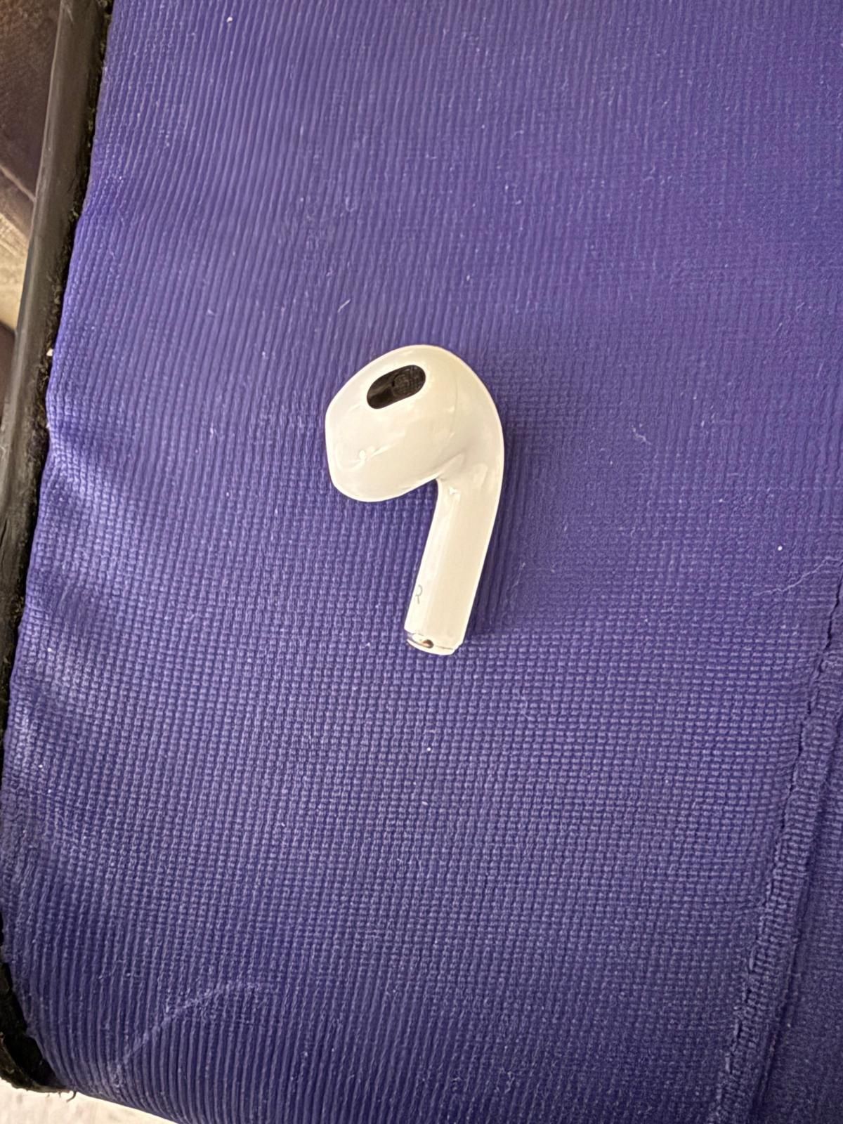 Apple AirPod 3 Generation ( Only Right Ear ) In Perfect Conditions