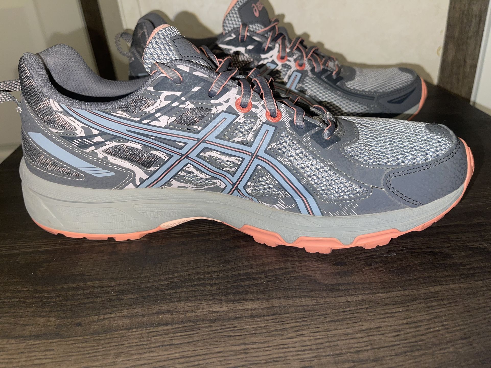  Asics Size 11 Grey And Peach Women’s Running Shoe