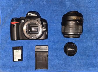 Nikon D3000 10.2MP Digital SLR Camera  Nikkor 18-55mm Lens NICE BUNDLE charger and battery included