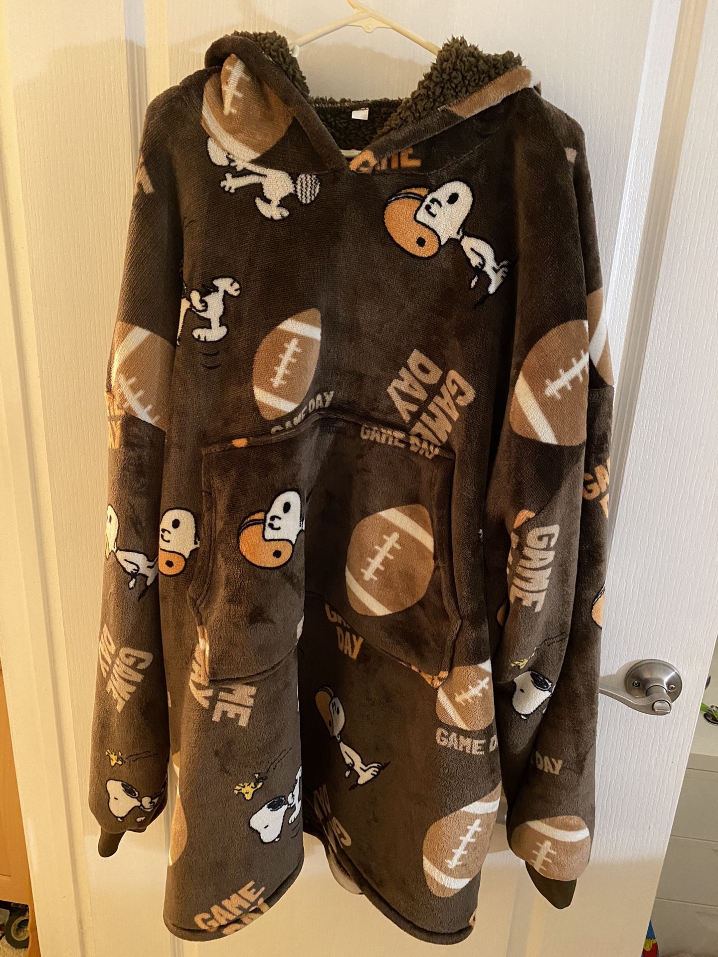 Peanuts Snoopy Women Brown Wearable Blanket Hoodie Football Small/Medium