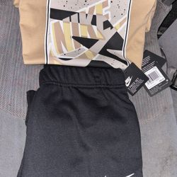 Brand New Nike Outfit Boys Size (M) 