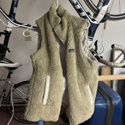 LOW PRICE MOVING- $190 + TAX RETAIL FUZZY WOMENS PATAGONIA VEST 