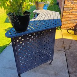 Lovely All Cast Aluminum Backyard Patio Bar!
