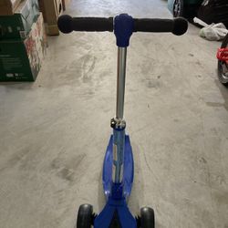 Foldable scooter blue color  