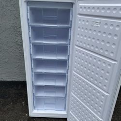 11 Cubics Standing Upright Freezer Great For Garage (free local delivery)