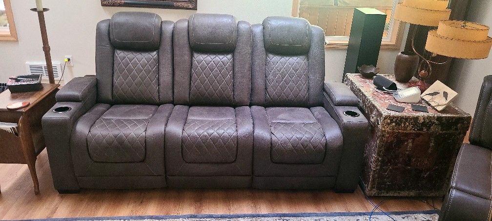 Sofa, Couch Powered Recliner. Almost New