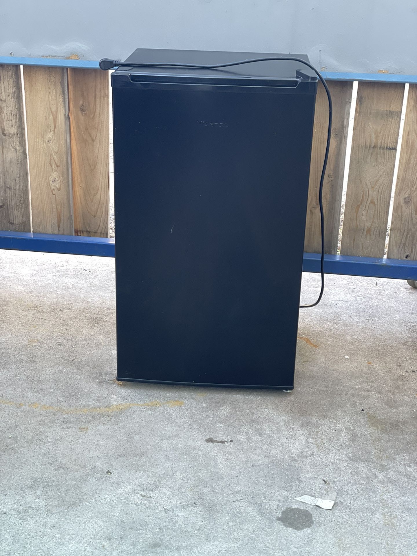 Hisense Mini Refrigerator, 3.2 Cu Ft Fridge, Black 
