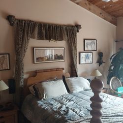 Light Wood 5 Pc Bedroom Set Queen Sized Bed