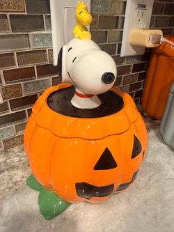 Peanut Snoopy cookie jar Peanut Snoopy cookie jar