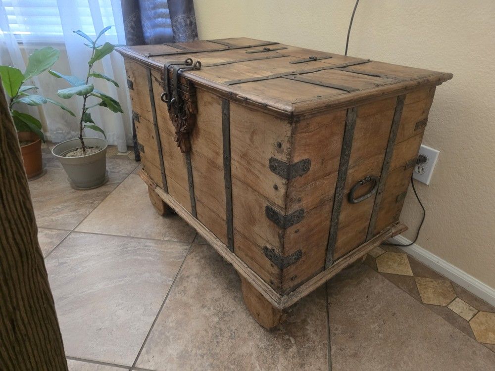 Vintage Storage Chest 