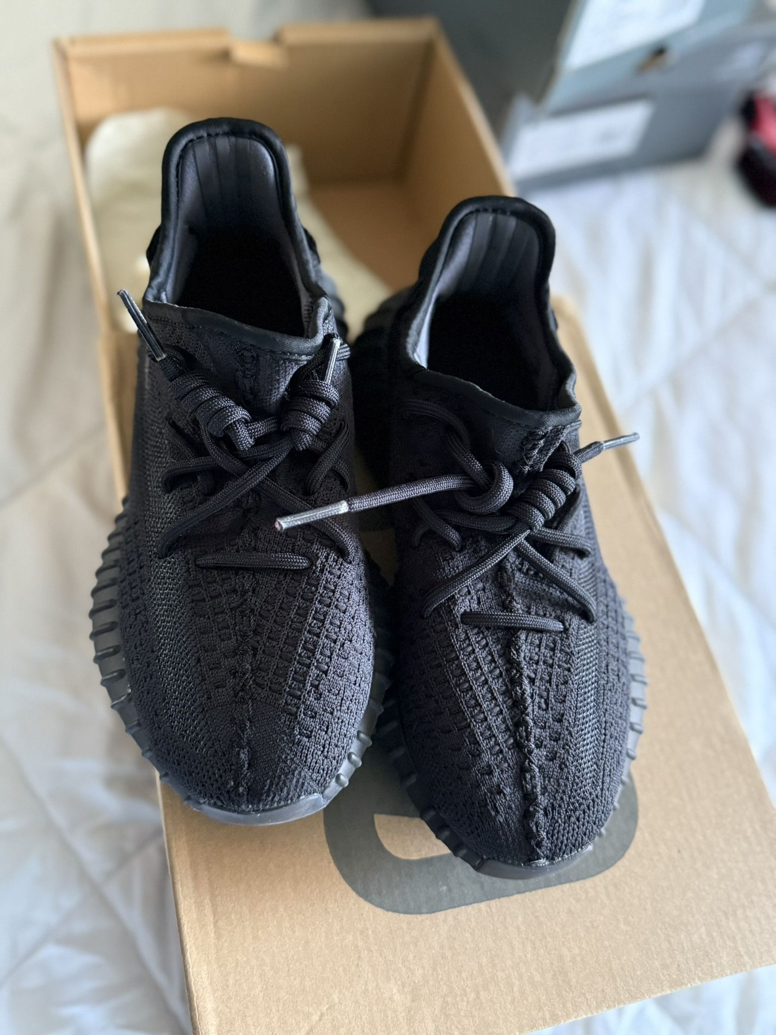 yzy 350 v2 onyx  women size 7 big kids size 5