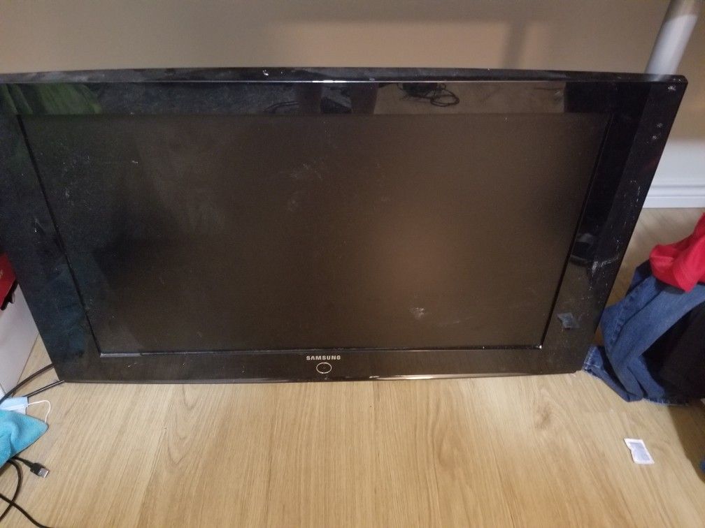 37 Inch Samsung LCD TV & Wall Mount