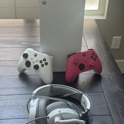 Xbox Series X, 1TB SSD in Robot White. 2 Controllers & Turtle Beach Headphones