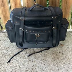 Motorcycle saddlebag