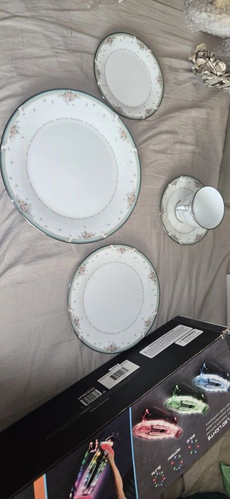 Noritake China Greenbrier Complete Set For 10.