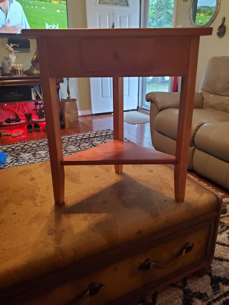 24x22 wooden corner table