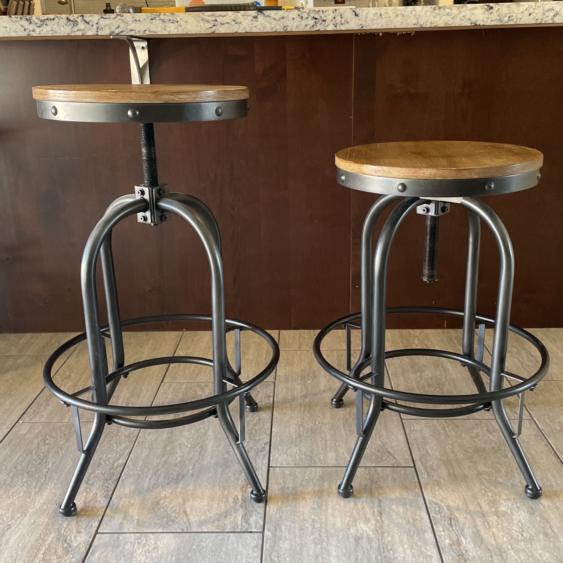 Adjustable Counter Height Barstools 4 Stools Available for Sale in
