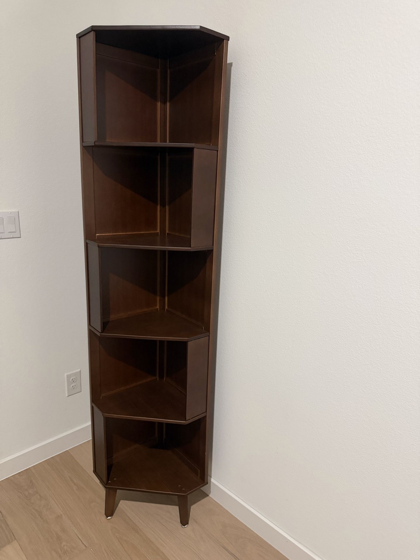 Corner book shelf
