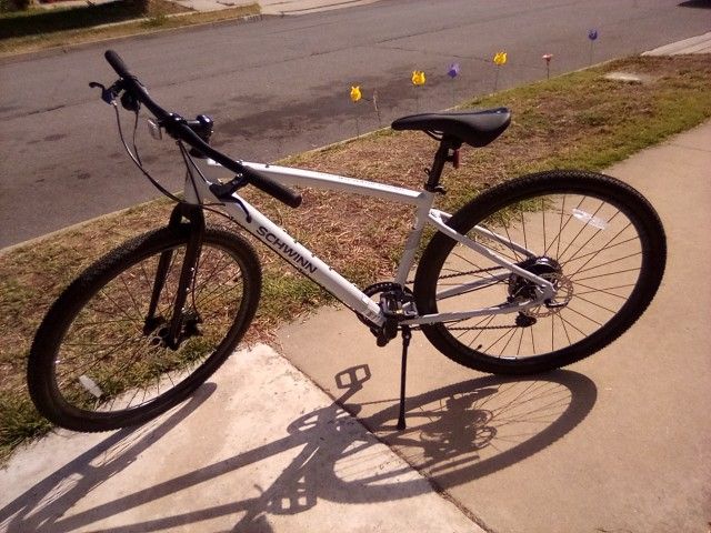 Brand New Schwinn 700 c horicon Sport Bike