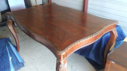 Large Dinning or kitchen table Solid. Comes with extra lever also. In great shape