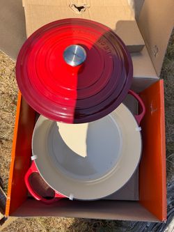 Le Creuset Signature Round Dutch Oven 9 Qt – Cerise Red – New in Box