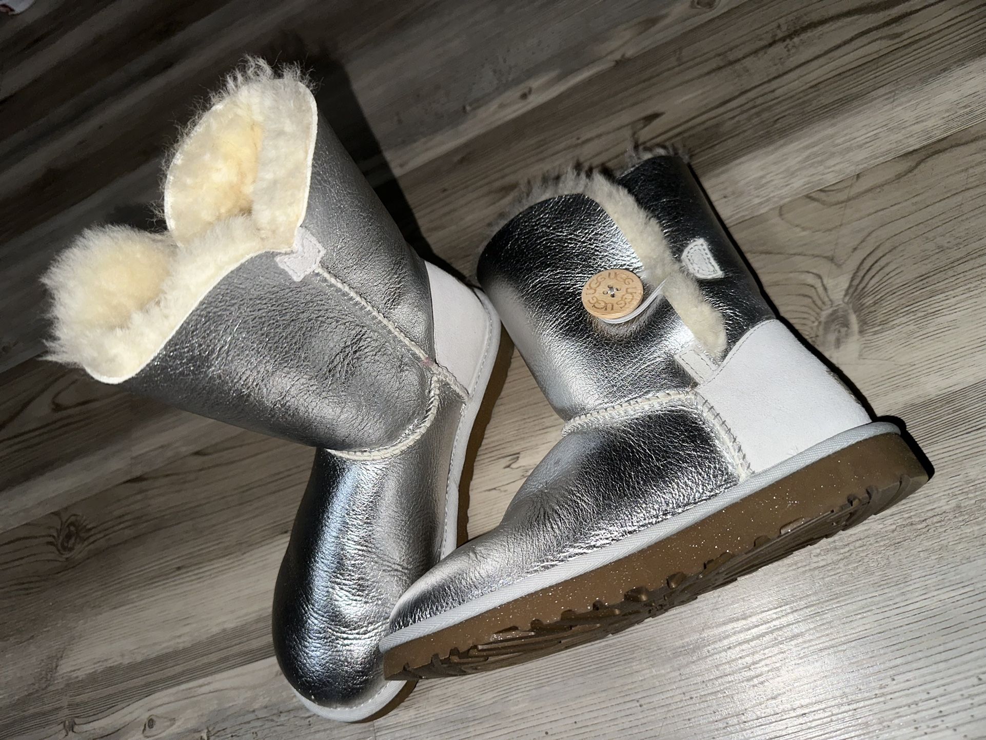 Women’s/Girls Ugg Australia Bailey Button Silver Metallic Short Sheepskin Boots Size 5