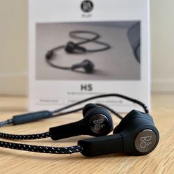 **Like New** Bang & Olufsen Beoplay H5 wireless earphones