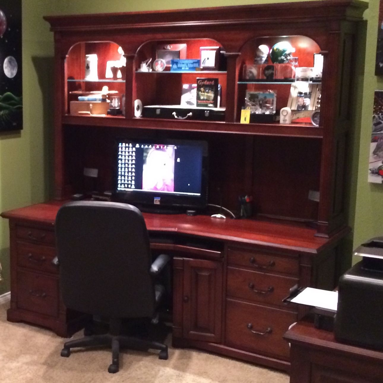 Executive Desk, Hutch And Desk 