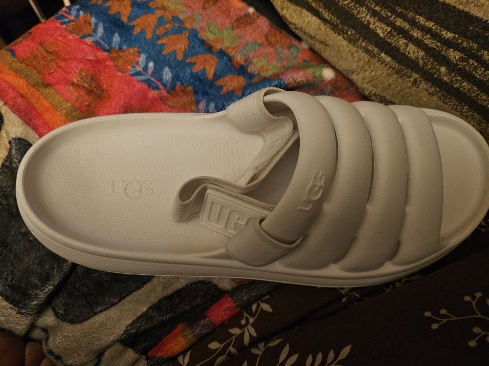 UGG WHITE BRAND NEW SANDALS