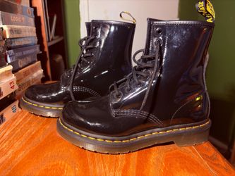 Dr martens women’s boot size 6