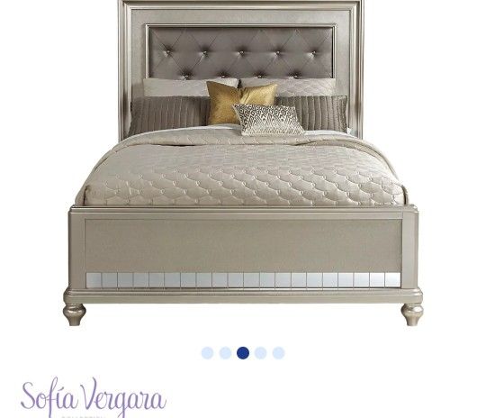 Sofia vergara 4 piece queen bed (box spring included)
