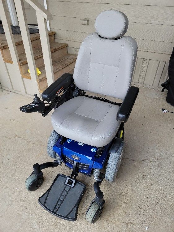 Quantum Q6 Edge Power Wheelchair