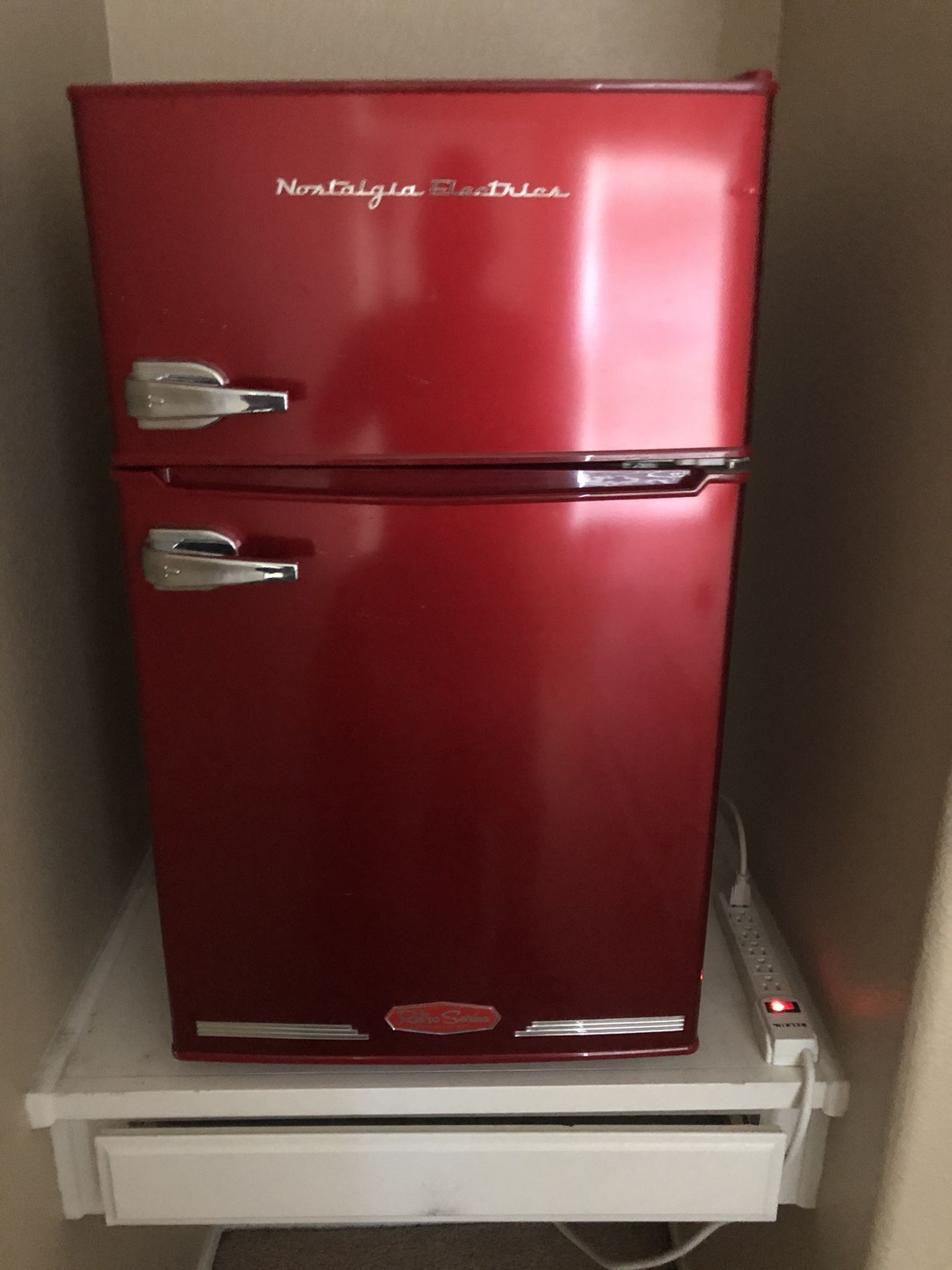 Nostalgia Electrics mini fridge & freezer 3.1 cubic for Sale in Loma