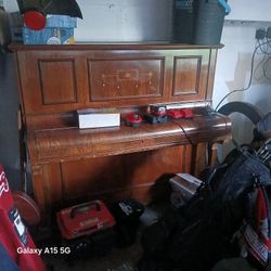 Piano Used Don't Know Anytjing About It But it's Heavy And Plays $100. 