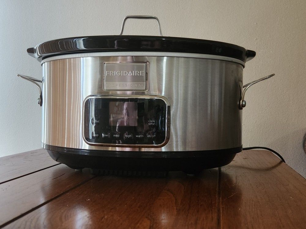 Frigidaire Professional Stainless 7 Quart Programmable Slow Cooker