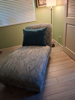 Wave Swirl Pattern in Blue Chaise Lounge Excellent Condition