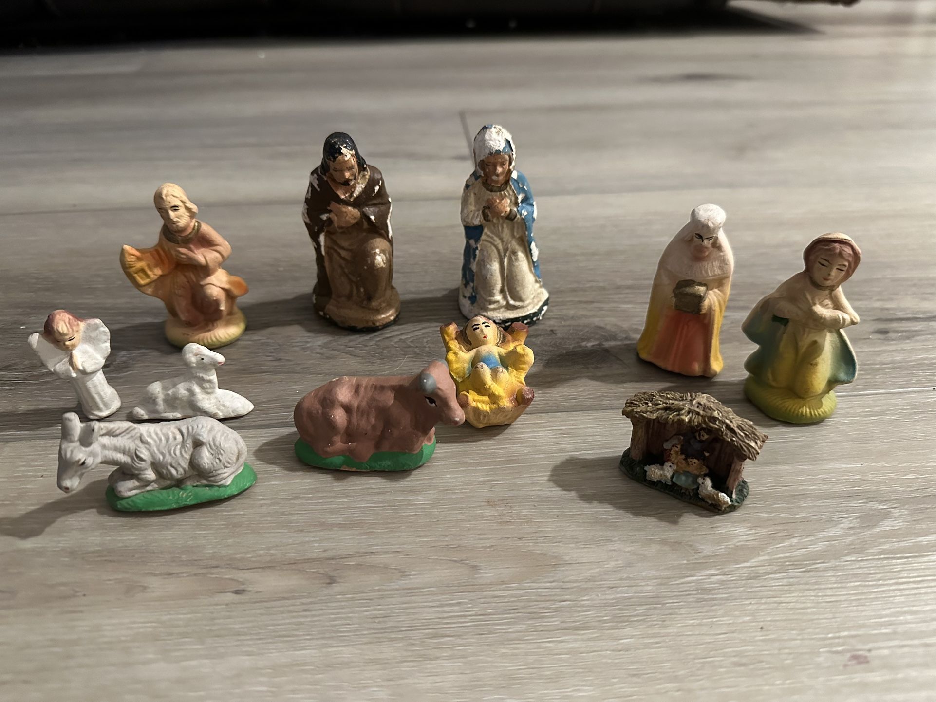 Christmas figurines made of old chalkware and clay of 11 pieces, Vintage Hand-painted, Charming Old