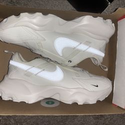 10.5 Women’s Nike Tc 7900