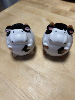 Round Adorable Cow Salt and Pepper Shakers! 