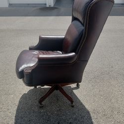 Lrg Brown  Office Chair Looks Like Leather Not 