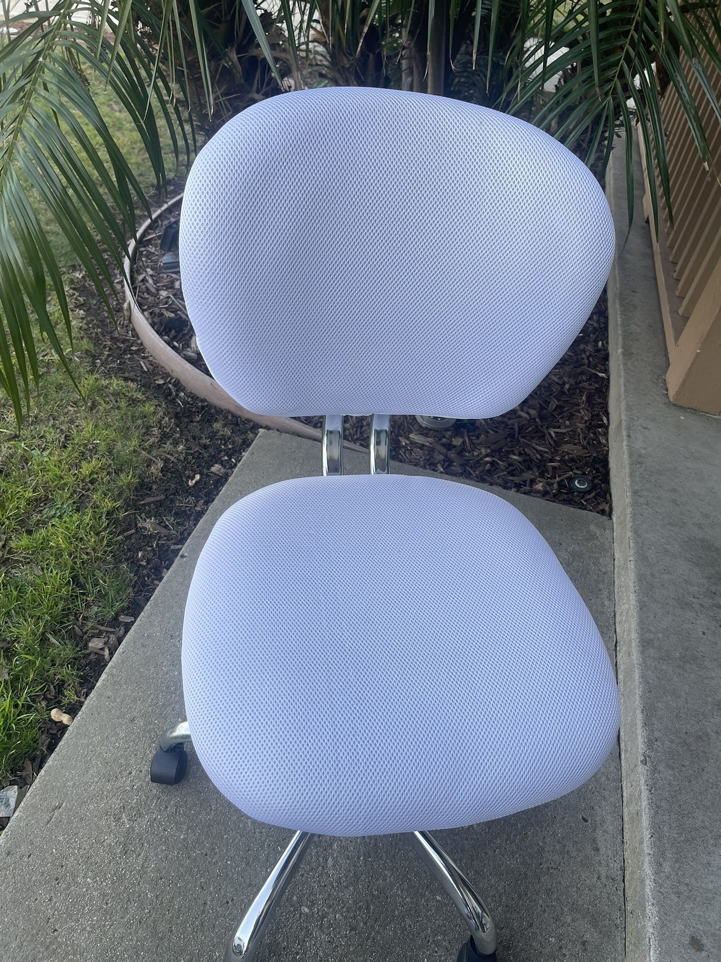White Mesh Padded Swivel Task Office Chair with Chrome Base