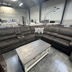 Power Reclining Sectional w/ adjustable headrest