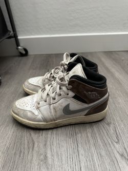 Air Jordan 1 Mid SE Older Kids' Shoes Size 3.5Y