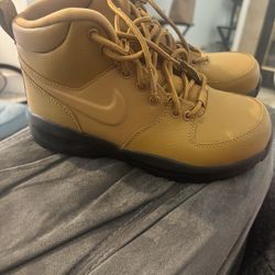 Size 4 Nike Boots 