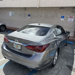 Vendo carro Infiniti Q50 , con 42mil millas nada más año 2021