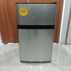 Insignia   Compact Refrigerator