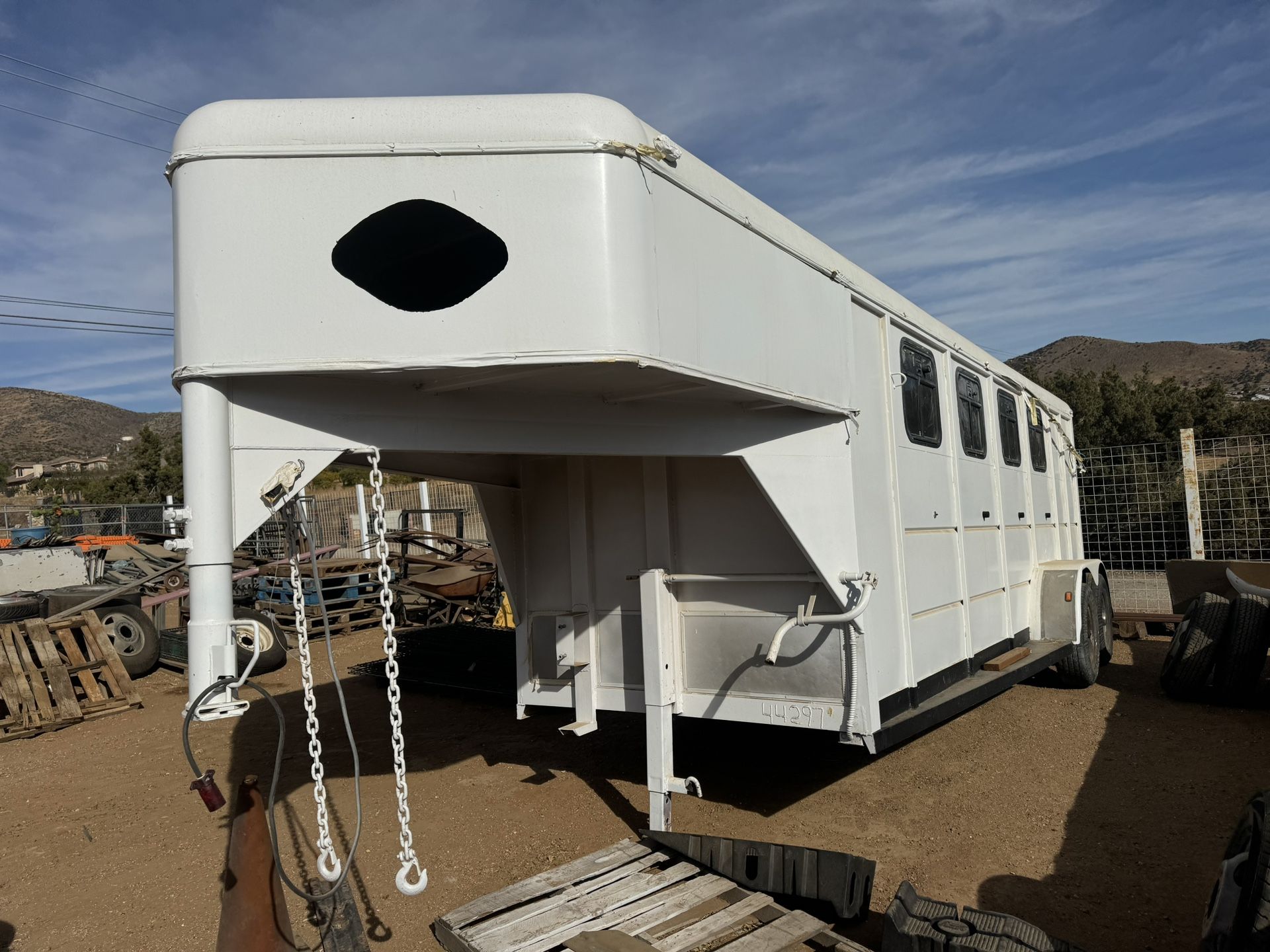 2001 Horse Trailer Gooseneck 4 Horse Slant S&H ( Read Add Before Contacting Price Is Firm For Quick Sale )