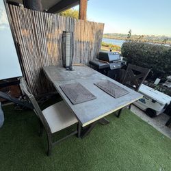 Patio / Outdoor Table Comes With 4 Chairs 