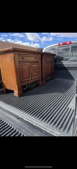 🎁BEAUTIFUL SET OF 2 NIGHTSTANDS- SOLID WOOD AND METAL🎁